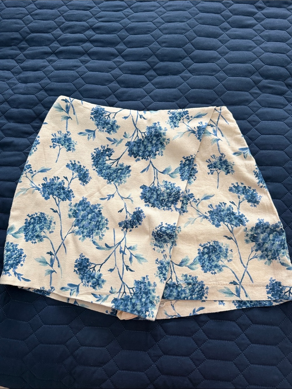 Abercrombie & Fitch Blue Floral Women’s Skort - Cream Base